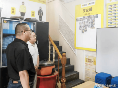 <b><b>实地走访美团、饿了么运营坐点、盛和烤鸭、蜜</b></b>