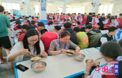 <b>全体人员正在黄远兵、及食堂办理人员的伴随下</b>